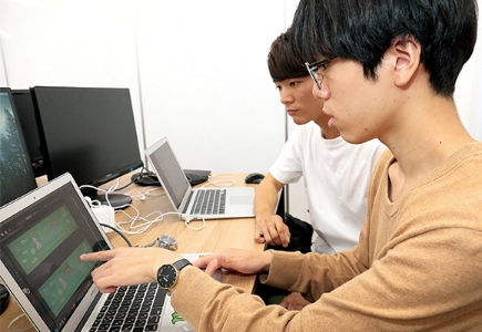 デザイン担当チームは、色の使い方について検討中。