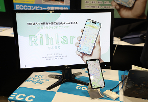 展示会で自身の作品を出展・プレゼン