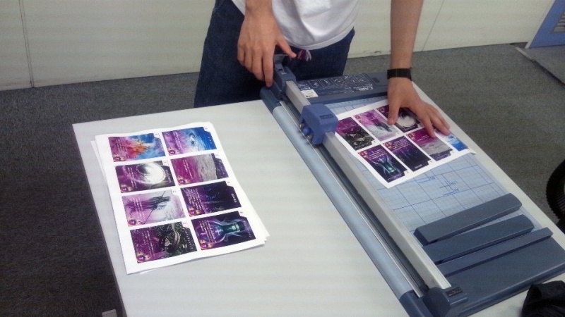 描いたり、切ったり、貼ったりします！