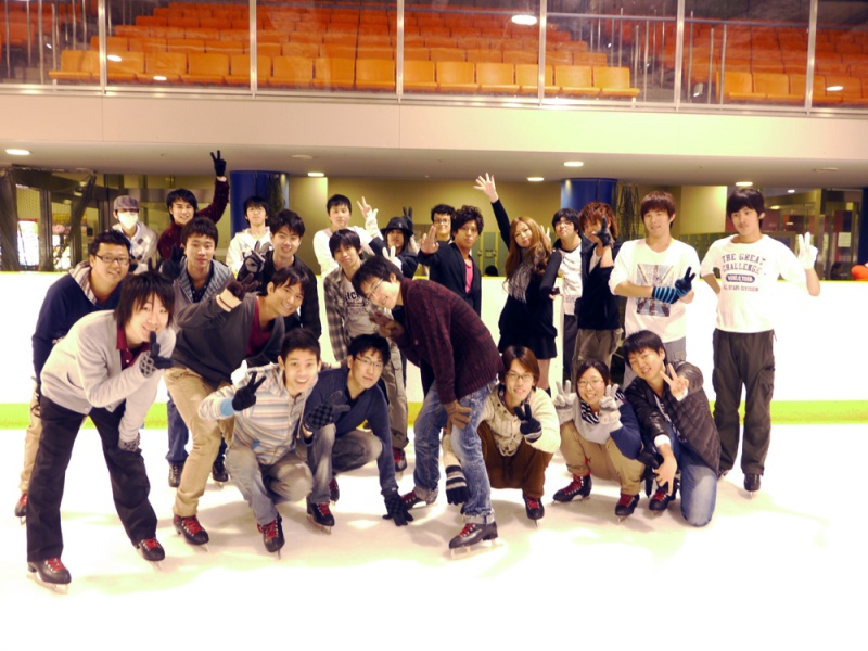 クラスで「ハイキング」に行ってきました！　～ アイススケート ～