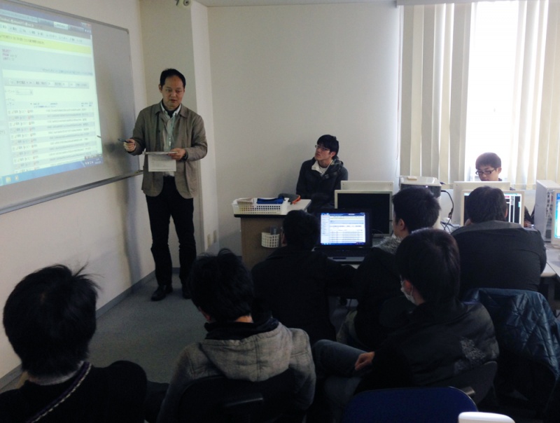 「学年の壁を越えて！」　　　ＩＴ開発エキスパートコース（４年制）　：　「ＩＴゼミ演習」