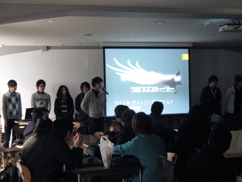 仲間たちが作ったゲーム作品を、見る。「進級制作発表会」