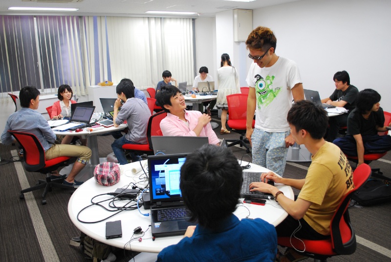 同じ目標を持った仲間と制作する「ゲームキャンプ」