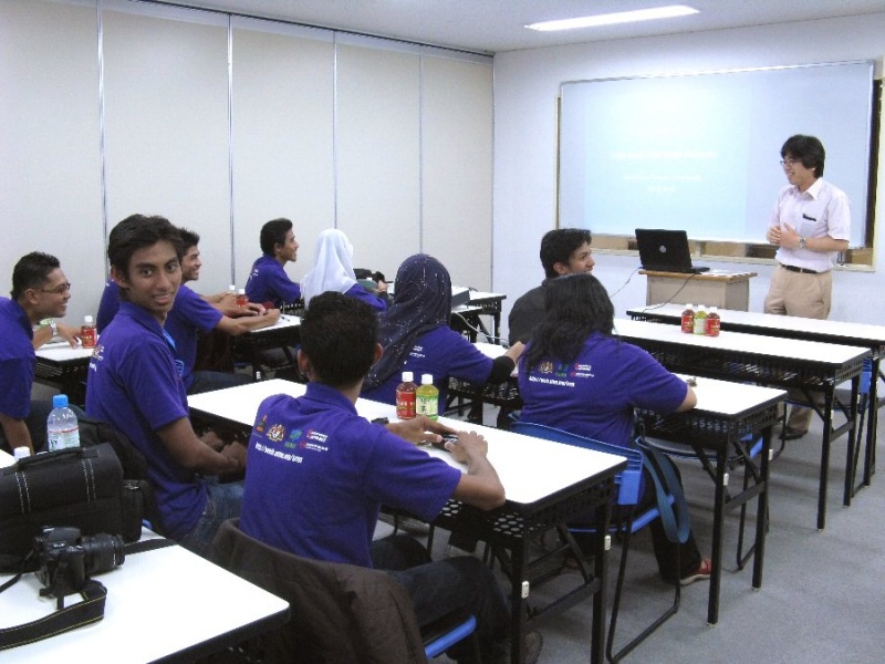【学校見学】さすが国際派ＥＣＣ！　“マレーシア工科大学”の学生さんが学校見学に来てくれました！