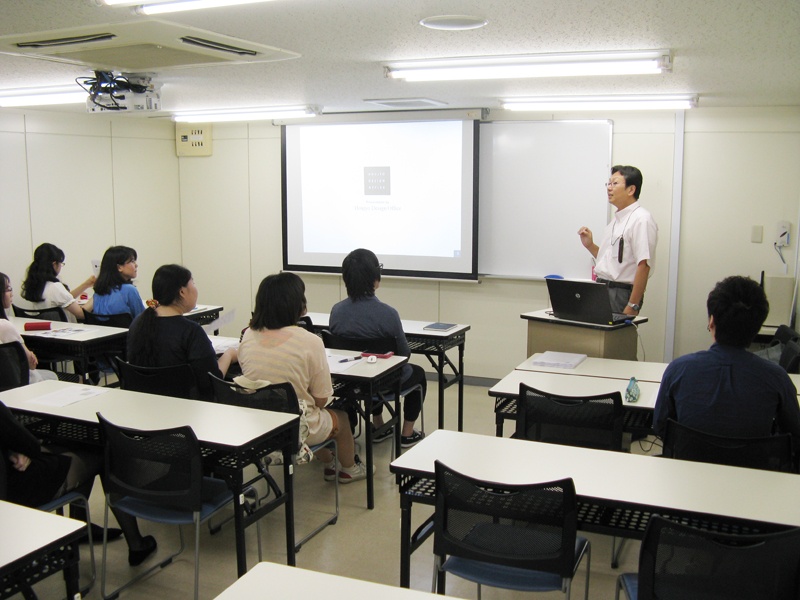 就職対策の授業風景～有限会社北條デザインオフィス様による学内説明会～。