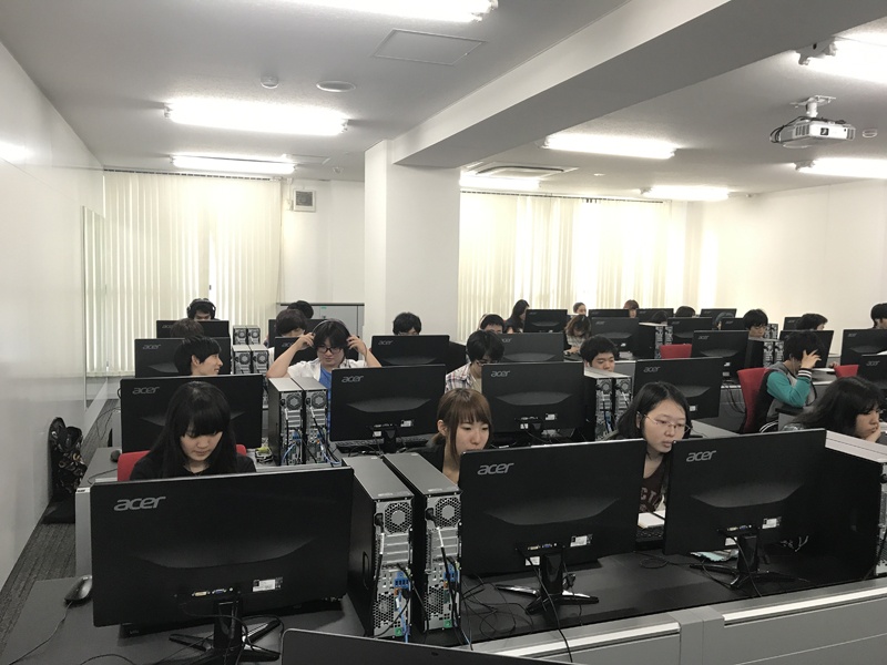 みんな楽しく作曲中！デジタルサウンド授業！