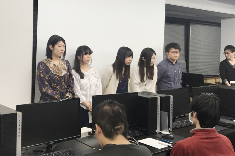 CGデザインコース（３年制）１年生と卒業年次３年生との作品交流会を実施