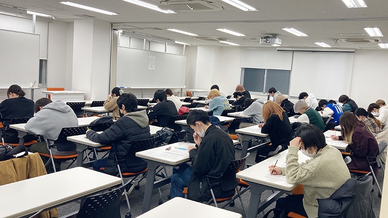 基本情報技術者試験（FE）の修了試験を学内で実施しました！