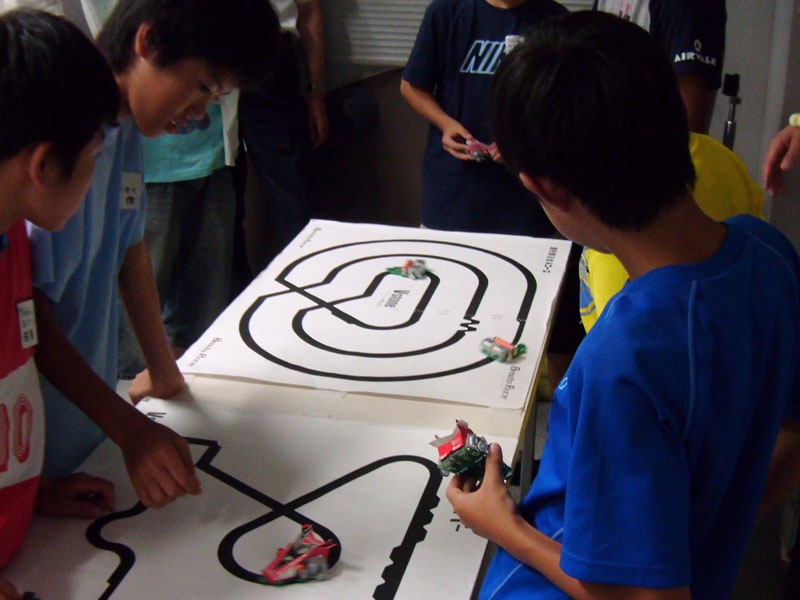 【地域・社会貢献】　ＥＣＣの在学生が　ロボット工作体験　のお手伝い！