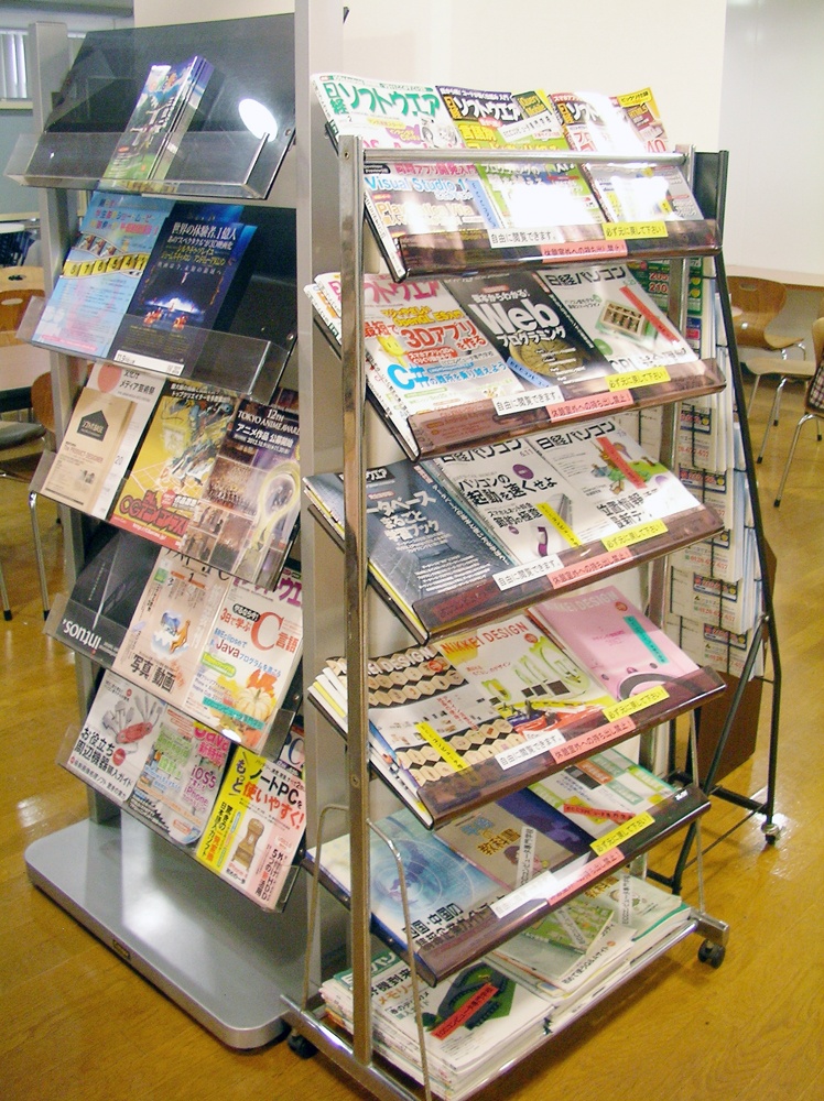 【学生生活】図書室以外にも、本や新聞を閲覧できるスペースがあるのです！