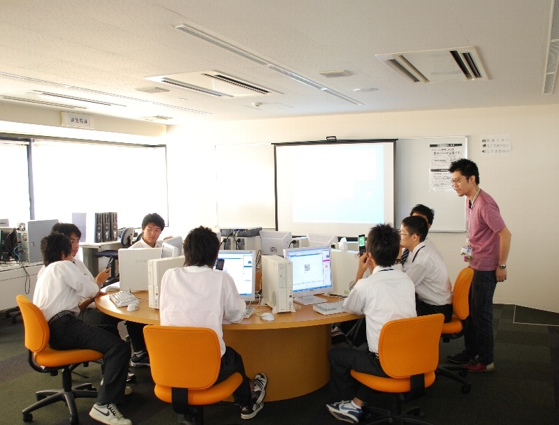 【お知らせ】２００９年１０月１日　大阪府立懐風館高校の1年生７名が学校見学会に来校してくれました！<br />