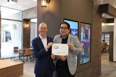 学校長と副校長と一緒に、受賞をお祝いして写真をとりました。これからもがんばります！